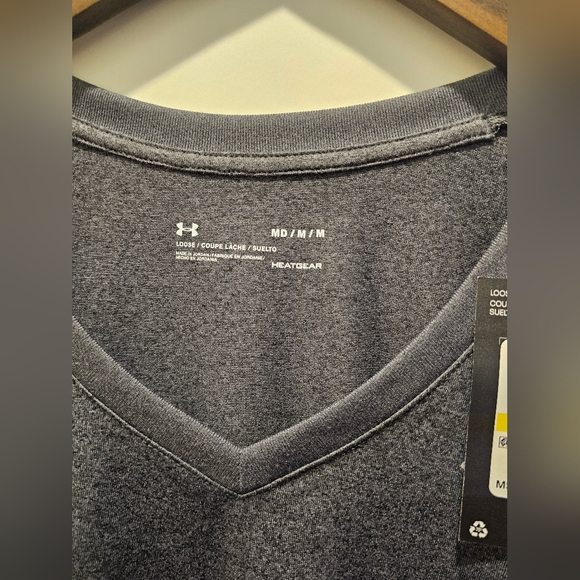 Under Armour Vneck Tshirt NWT - Picture 2 of 4
